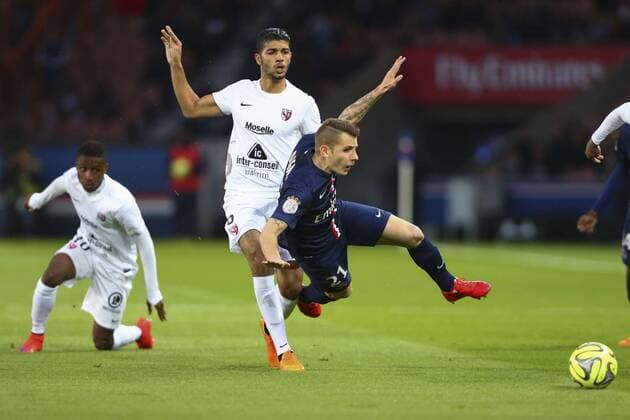 Lucas Digne (PSG) vs Ferjani Sassi (Metz) FOOTBALL : Paris Saint Germain vs Metz - Ligue 1 - 28 04 2015 GwendolineLeGoff Panoramic 