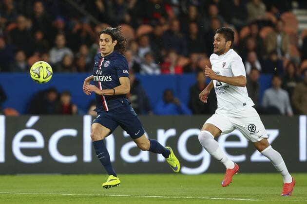 Edinson Cavani (PSG) vs Ferjani Sassi (Metz) FOOTBALL : Paris Saint Germain vs Metz - Ligue 1 - 28 04 2015 GwendolineLeGoff Panoramic 
