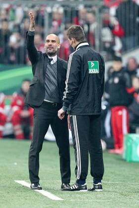 l-r: vierter Offizielle Schiedsrichter Daniel Siebert diskutiert mit Chef-Trainer Pep Guardiola (FC Bayern Muenchen), FC Bayern Muenchen vs. Borussia Dortmund, Fussball, DFB-Pokal, 28.04.2015 EP_ckt