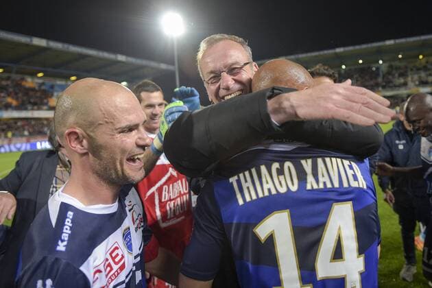 joie des joueurs de Troyes en fin de match Jean Marc Furlan - entraineur (Troyes) Benjamin Nivet (Troyes) THIAGO XAVIER (Troyes) FOOTBALL : Troyes vs Angers - Ligue 2 - 28 04 2015 JBAutissier Panoramic 