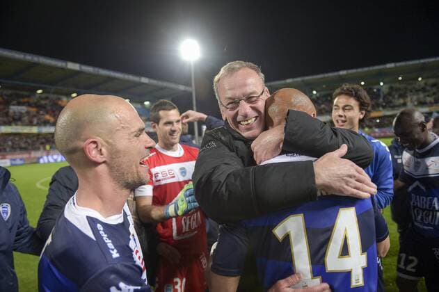 joie des joueurs de Troyes en fin de match Jean Marc Furlan - entraineur (Troyes) Benjamin Nivet (Troyes) THIAGO XAVIER (Troyes) FOOTBALL : Troyes vs Angers - Ligue 2 - 28 04 2015 JBAutissier Panoramic 