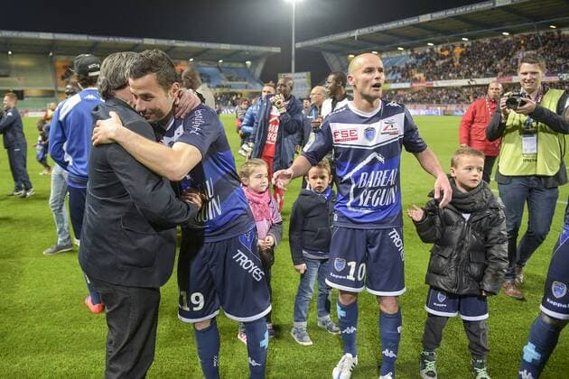 joie des joueurs de Troyes en fin de match Daniel MASONI - president (Troyes) Karim Azamoum (Troyes) Benjamin Nivet (Troyes) FOOTBALL : Troyes vs Angers - Ligue 2 - 28 04 2015 JBAutissier Panoramic 