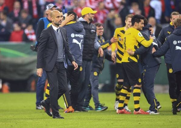 28.04.2015, Fussball DFB-Pokal 2014 2015, Halbfinale, FC Bayern München - Borussia Dortmund, in der Allianz-Arena München. Sieg und Niederlage, v.li: Trainer Pep Guardiola (Bayern München), Trainer Jürgen Klopp (Dortmund), Ilkay Gündogan (Dortmund). 
