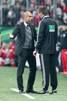 vierter Offizielle Schiedsrichter Daniel Siebert diskutiert mit Chef-Trainer Pep Guardiola (FC Bayern Muenchen), FC Bayern Muenchen vs. Borussia Dortmund, Fussball, DFB-Pokal, 28.04.2015 EP_ckt