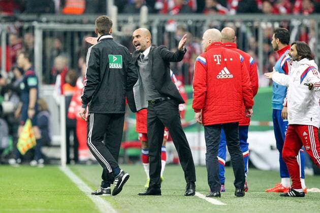 l-r: vierter Offizielle Schiedsrichter Daniel Siebert wird von Chef-Trainer Pep Guardiola (FC Bayern Muenchen) angegangen, Vorstand Matthias Sammer (FC Bayern Muenchen) , FC Bayern Muenchen vs. Borussia Dortmund, Fussball, DFB-Pokal, 28.04.2015 EP_ckt