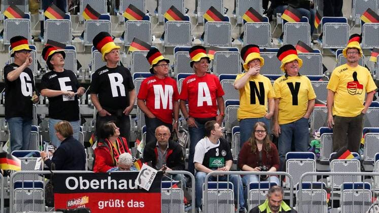 Fans der deutschen Handball-Nationalmannschaft freuen sich auf das Spiel, Zuschauer, Publikum, Symbolfoto, Symbolbild, Symbol, Handball, EM-Qualifikation, Deutschland - Spanien, xozx