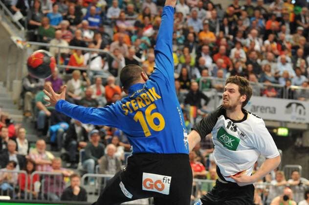 EURO-Qualifikation Deutschland vs. Spanien 29.04.2015, SAParena, Mannheim, GER, EURO-Qualifikation Deutschland vs. Spanien, im Bild: Hendrik Pekeler ( 13, Deutschland) gegen Arpad Sterbik Capar ( 16, Spanien) nphxFabisch