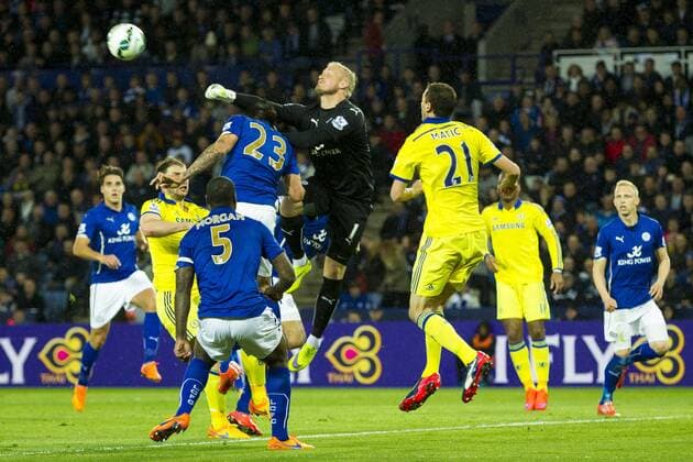 29.04.2015. Leicester, England. Barclays Premier League. Leicester City versus Chelsea. Kasper Schmeichel (Leicester City) punches a cross clear. xGrahamxWilsonx  ActionPlus11616590
