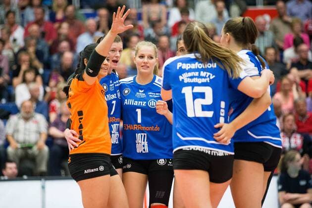 Tamari Miyashiro, Renata Sandor und Jelena Wlk freuen sich, Dresdner SC vs Allianz MTV Stuttgart, 1. Volleyball Bundesliga Play-Off Finale Spiel 3, Damen, SCHARRena, Stuttgart, 29.04.2015 , EP_NWR