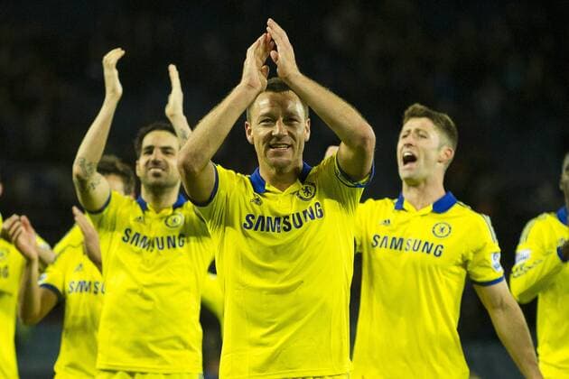 29.04.2015. Leicester, England. Barclays Premier League. Leicester City vs Chelsea. Chelsea players applaud their travelling supporters after the final whistle. xGrahamxWilsonx  ActionPlus11616683