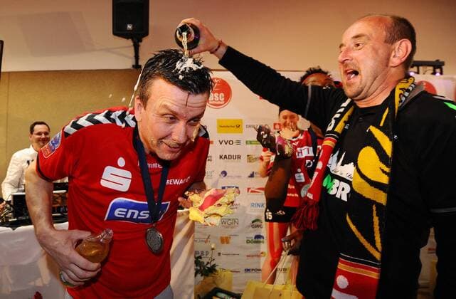 Trainer Alexander Waibl mit der Meistertorte in der Hand und Sekt auf dem Kopf, auf der Party nach dem Sieg, Meisterparty, der Dresdner SC ist deutscher Meister im Volleyball, Dresdner SC gegen Allianz MTV Stuttgart, Play Off Finale, Play-offs Finale um die deutsche Meisterschaft, Volleyball, 1. Bundesliga Frauen, 1. Liga, Margon-Arena Dresden Bodenbacher Straße, DSC, Saison 2014 2015, 29.04.2015,