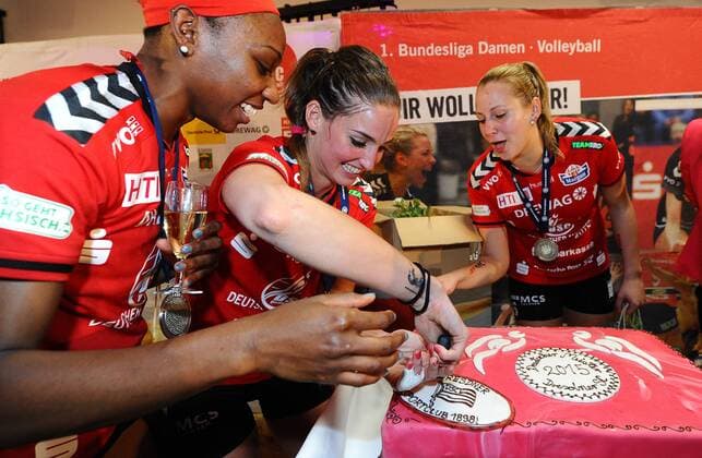 v.l.: Cursty Jackson, Myrthe Schoot und Jaroslava Pencova schneiden die Meistertorte an, auf der Party nach dem Sieg, Meisterparty, der Dresdner SC ist deutscher Meister im Volleyball, Dresdner SC gegen Allianz MTV Stuttgart, Play Off Finale, Play-offs Finale um die deutsche Meisterschaft, Volleyball, 1. Bundesliga Frauen, 1. Liga, Margon-Arena Dresden Bodenbacher Straße, DSC, Saison 2014 2015, 29.04.2015,