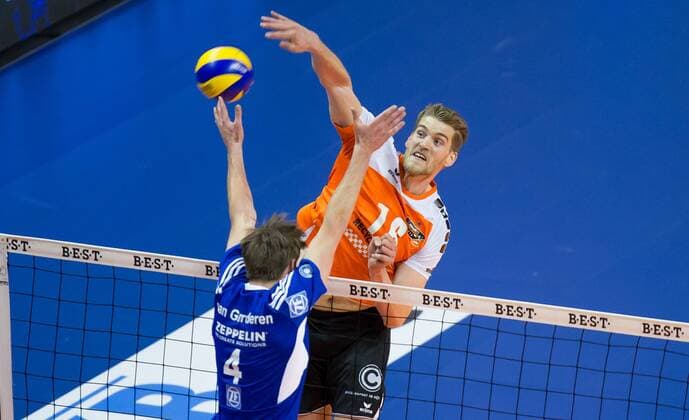 Berlin, Deutschland, 30.04.2015: Volleyball Bundesliga Playoffs Finale Spiel 4 (Best of Five) Saison 2014 2015 - Berlin Recycling Volleys - VfB Friedrichshafen. Christian Dünnes Duennes (BR Volleys 16) gegen den Block aus Maarten van Garderen (Friedrichshafen 4)