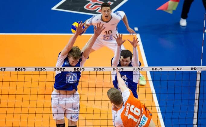 Berlin, Deutschland, 30.04.2015: Volleyball Bundesliga Playoffs Finale Spiel 4 (Best of Five) Saison 2014 2015 - Berlin Recycling Volleys - VfB Friedrichshafen. Christian Dünnes Duennes (BR Volleys 16) gegen den Block aus Max Günthör Guenthoer (Friedrichshafen 8), Maarten van Garderen (Friedrichshafen 4)