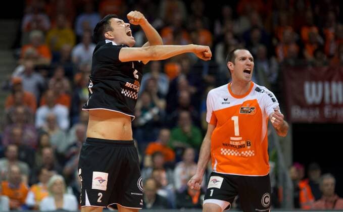 Berlin, Deutschland, 30.04.2015: Volleyball Bundesliga Playoffs Finale Spiel 4 (Best of Five) Saison 2014 2015 - Berlin Recycling Volleys - VfB Friedrichshafen. Erik Shoji (BR Volleys 2) und Scott Joseph Touzinsky (BR Volleys 1) jubeln
