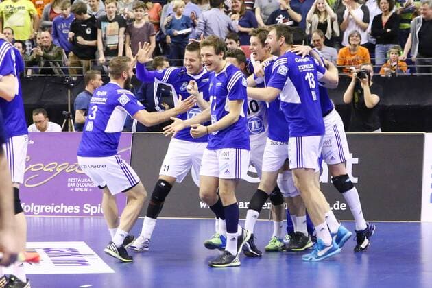 Jubel beim VfB Friedrichshafen nach dem Fuenf-Satz-Sieg in Berlin , Berlin Recycling Volleys vs. VfB Friedrichshafen, Herren, Volleyball, Endspiel, 30.04.2015, Hundt EP_MHT