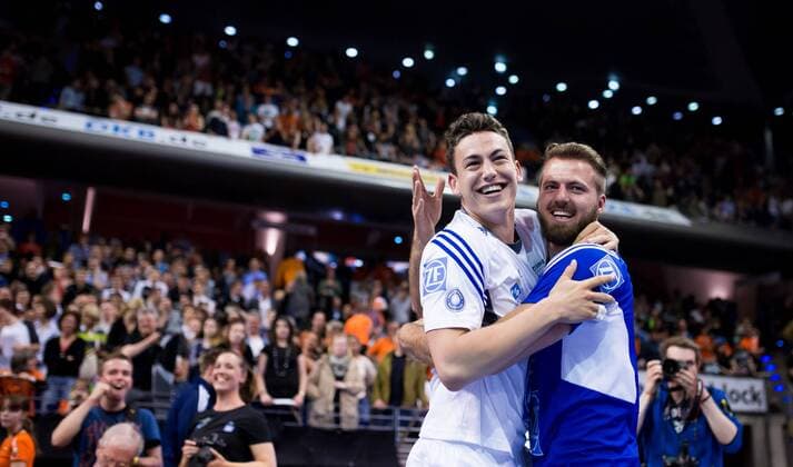 Berlin, Deutschland, 30.04.2015: Volleyball Bundesliga Playoffs Finale Spiel 4 (Best of Five) Saison 2014 2015 - Berlin Recycling Volleys - VfB Friedrichshafen. Jubel nach Abpfiff: v.li. Jenia Grebennikov (Friedrichshafen 10), Thilo Späth-Westerholt Spaeth-Westerholt (Friedrichshafen 3)