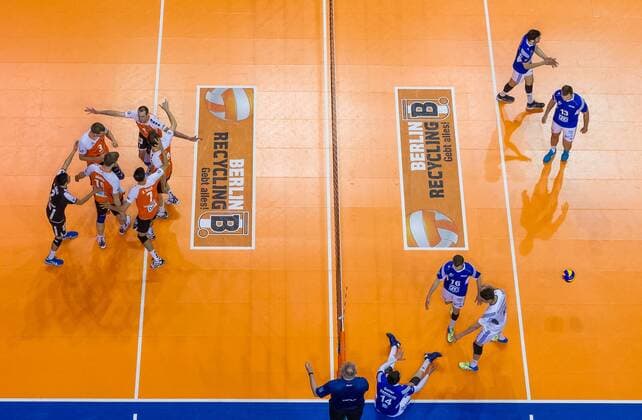 Berlin, Deutschland, 30.04.2015: Volleyball Bundesliga Playoffs Finale Spiel 4 (Best of Five) Saison 2014 2015 - Berlin Recycling Volleys - VfB Friedrichshafen. Links: Jubel Berlin, rechts: Frust Friedrichshafen