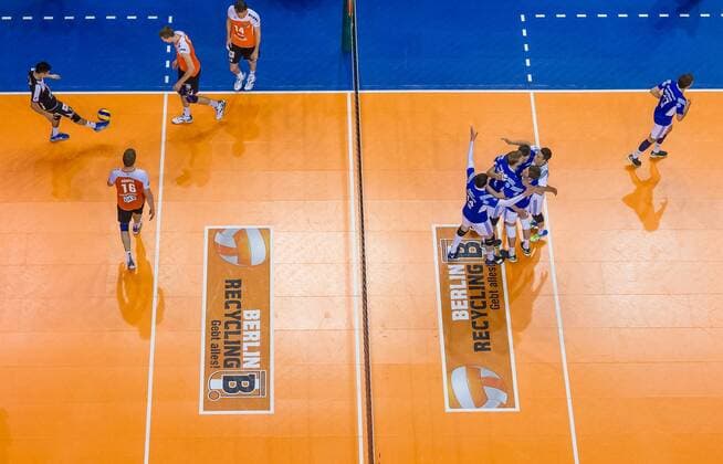 Berlin, Deutschland, 30.04.2015: Volleyball Bundesliga Playoffs Finale Spiel 4 (Best of Five) Saison 2014 2015 - Berlin Recycling Volleys - VfB Friedrichshafen. Links: Frust Berlin rechts: Jubel Friedrichshafen