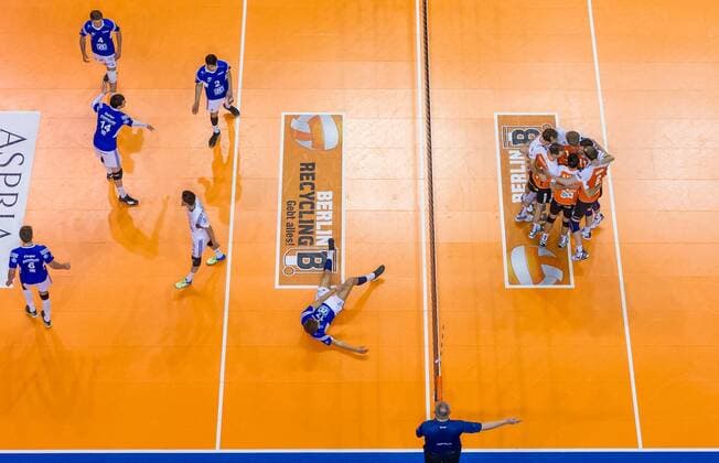 Berlin, Deutschland, 30.04.2015: Volleyball Bundesliga Playoffs Finale Spiel 4 (Best of Five) Saison 2014 2015 - Berlin Recycling Volleys - VfB Friedrichshafen. Links: Frust Friedrichshafen rechts: Jubel Berlin