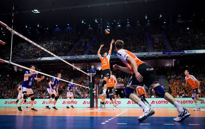 Berlin, Deutschland, 30.04.2015: Volleyball Bundesliga Playoffs Finale Spiel 4 (Best of Five) Saison 2014 2015 - Berlin Recycling Volleys - VfB Friedrichshafen. Kawika Shoji (BR Volleys 7) passt zu Robert Kromm (BR Volleys 3, vorne)