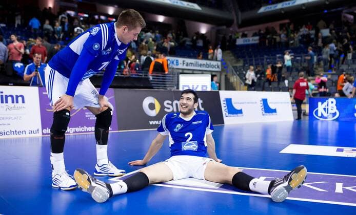 Berlin, Deutschland, 30.04.2015: Volleyball Bundesliga Playoffs Finale Spiel 4 (Best of Five) Saison 2014 2015 - Berlin Recycling Volleys - VfB Friedrichshafen. Roland Gergye (Friedrichshafen 11) und Maximiliano Gauna (Friedrichshafen 2) nach dem Spiel