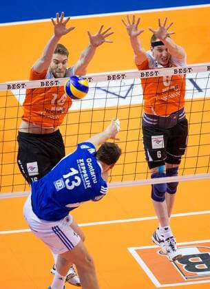 Berlin, Deutschland, 30.04.2015: Volleyball Bundesliga Playoffs Finale Spiel 4 (Best of Five) Saison 2014 2015 - Berlin Recycling Volleys - VfB Friedrichshafen. Adrian Gontariu (Friedrichshafen 13) gegen den Block aus Francesco De Marchi (BR Volleys 18), Felix Fischer (BR Volleys 6)
