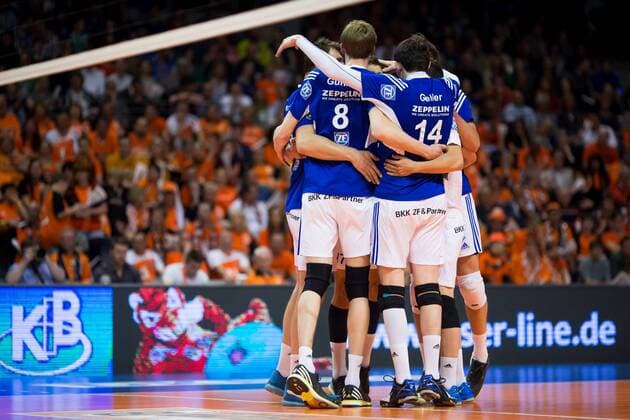Berlin, Deutschland, 30.04.2015: Volleyball Bundesliga Playoffs Finale Spiel 4 (Best of Five) Saison 2014 2015 - Berlin Recycling Volleys - VfB Friedrichshafen. Friedrichshafen jubelt