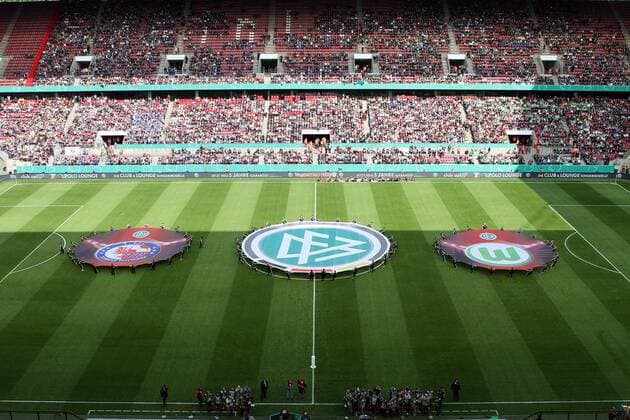 v.li.: Eröffnung mit Logos der beiden Teams mit Fans, Publikum, Zuschauer, Stimmung, Atmosphäre, Stadion , Fussball, DFB-Pokal der Frauen, 1. FFC Turbine Potsdam - VfL Wolfsburg, xmrx