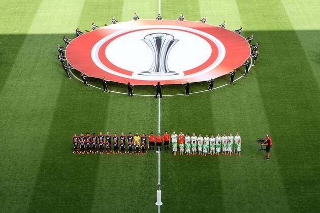 v.li.: Eröffnung mit Logos der beiden Teams mit Fans, Publikum, Zuschauer, Stimmung, Atmosphäre, Stadion , Fussball, DFB-Pokal der Frauen, 1. FFC Turbine Potsdam - VfL Wolfsburg, xmrx