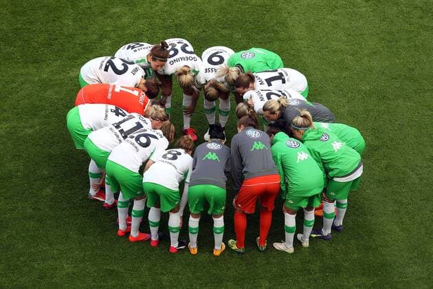 v.li.: Mannschaftsfoto, Teamfoto Wolfsburg schwören sich mit einem Mannschaftskreis, Teamkreis, Ansprache, Motivation, vor dem Anpfiff ein , Fussball, DFB-Pokal der Frauen, 1. FFC Turbine Potsdam - VfL Wolfsburg, xmrx