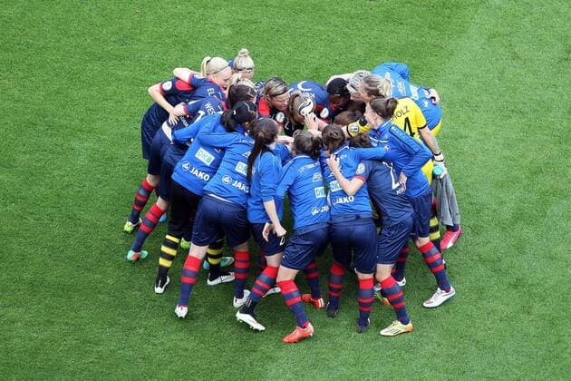 v.li.: Mannschaftsfoto, Teamfoto Potdsam schwören sich mit einem Mannschaftskreis, Teamkreis, Ansprache, Motivation, vor dem Anpfiff ein , Fussball, DFB-Pokal der Frauen, 1. FFC Turbine Potsdam - VfL Wolfsburg, xmrx