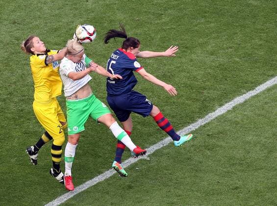 v.li.: Torhüterin Anna Felicitas Sarholz (1. FFC Turbine Potsdam), Nilla Fischer (VfL Wolfsburg), Inka Wesely (1. FFC Turbine Potsdam) im Dreikampf, Duell, duel, tackle, Aktion, Action Kopfball, header , Fussball, DFB-Pokal der Frauen, 1. FFC Turbine Potsdam - VfL Wolfsburg, xmrx