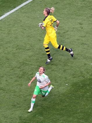 v.li.: Martina Müller (VfL Wolfsburg) mit Torjubel, celebrate the goal, goal celebration, Jubel über das Tor 0:1 , Fussball, DFB-Pokal der Frauen, 1. FFC Turbine Potsdam - VfL Wolfsburg, xmrx