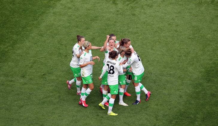 v.li.: Martina Müller (VfL Wolfsburg) mit Torjubel, celebrate the goal, goal celebration, Jubel über das Tor 0:1 , Fussball, DFB-Pokal der Frauen, 1. FFC Turbine Potsdam - VfL Wolfsburg, xmrx
