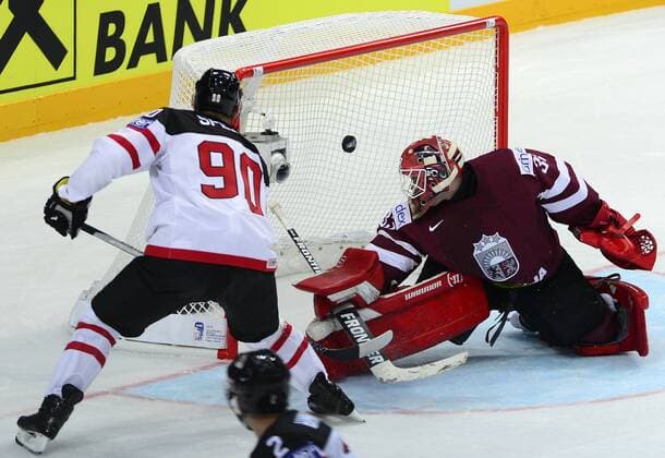 Jason Spezza of Canada, left, shoots to score past Latvia s goalkeeper Ervins Mustukovs during the Ice hockey Eishockey World Championship WM Weltmeisterschaft Group A match Canada vs Latvia in Prague, Czech Republic, May 1, 2015. (CTKxPhoto RomanxVondrous) CTKPhotoP201505010533701  vnd 1