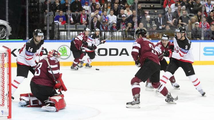 Matt Duchene of Canada, right, shoots to score and from left Jordan Eberle of Canada, Latvia s goalkeeper Ervins Mustukovs, Maksims Sirokovs and Kaspars Daugavins of Latvia during the Ice hockey Eishockey World Championship WM Weltmeisterschaft Group A match Canada vs Latvia in Prague, Czech Republic, May 1, 2015. (CTKxPhoto MichalxKamaryt) CTKPhotoP201505010540201  kmt 2