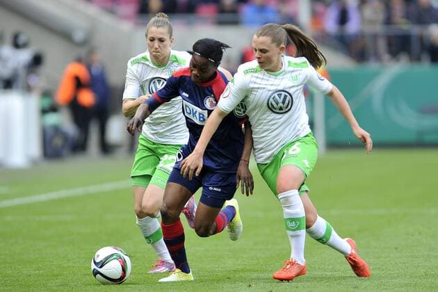 Koeln, Deutschland 01. Mai 2015: DFB Pokalfinale der Frauen 14 15 - Turbine Potsdam vs. VfL Wolfsburg. Genoveva Anonma (Potsdam) im Zweikampf gegen Caroline Graham Hansen (Wolfsburg) und Jana Burmeister (Wolfsburg) ot