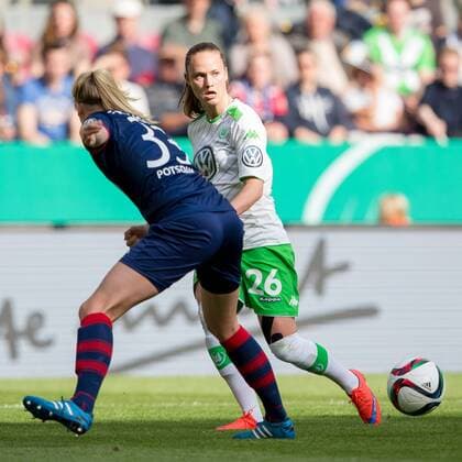 v.li.: Caroline Graham Hansen (VfL Wolfsburg), passt den ball, pass, Nina Frausing Pedersen (1. FFC Turbine Potsdam), Fussball, DFB-Pokal der Frauen, 1. FFC Turbine Potsdam - VfL Wolfsburg, xbhx