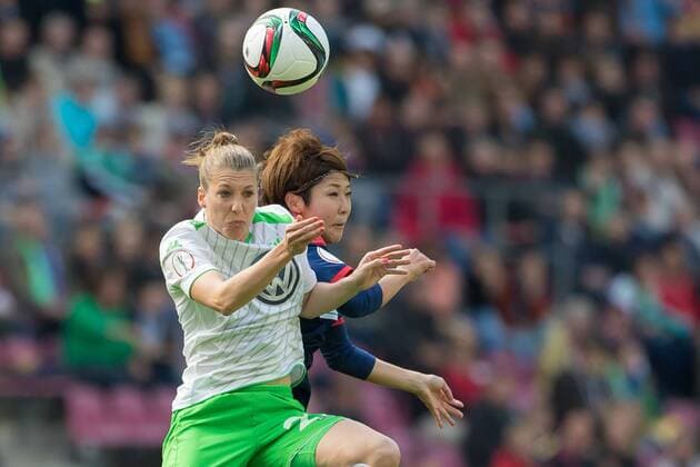 v.li.: Verena Faißt (VfL Wolfsburg) und Asano Nagasato (1. FFC Turbine Potsdam) im Kopfballduell, header duel, Kopfball, Fussball, DFB-Pokal der Frauen, 1. FFC Turbine Potsdam - VfL Wolfsburg, xdgx