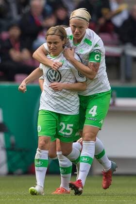 v.li.: Torschützin Martina Müller (VfL Wolfsburg) und Nilla Fischer (VfL Wolfsburg) beim Torjubel, Goal celebration, celebrate the goal, goal celebration, nach dem 1:0 für den VfL Wolfsburg, Fussball, DFB-Pokal der Frauen, 1. FFC Turbine Potsdam - VfL Wolfsburg, xdgx