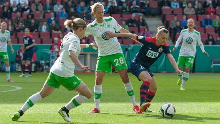 v.li.: Anna Blässe (VfL Wolfsburg), Lena Goeßling (VfL Wolfsburg) und Lidija Kulis (1. FFC Turbine Potsdam) im Dreikampf, Fussball, DFB-Pokal der Frauen, 1. FFC Turbine Potsdam - VfL Wolfsburg, xobx