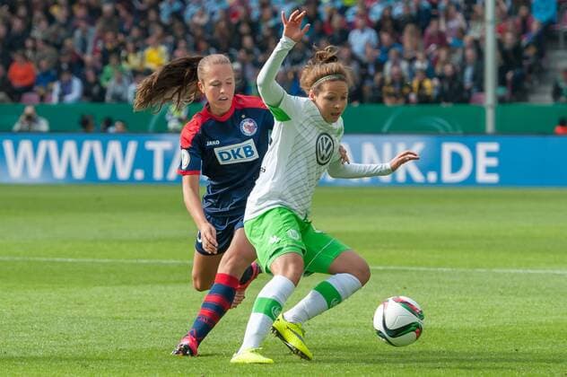v.li.: Lia Wälti (1. FFC Turbine Potsdam) im Zweikampf mit Vanessa Bernauer (VfL Wolfsburg), Fussball, DFB-Pokal der Frauen, 1. FFC Turbine Potsdam - VfL Wolfsburg, xobx