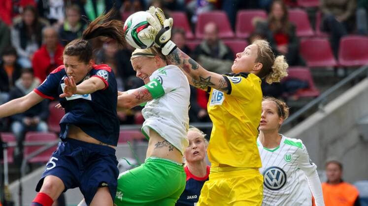 v.li.: Inka Wesely (Turbine Potsdam), Nilla Fischer (VfL Wolfsburg), Anna Felicitas Sarholz (Torfrau, Turbine Potsdam) klärt den Ball, Fussball, DFB-Pokal der Frauen, 1. FFC Turbine Potsdam - VfL Wolfsburg, xozx