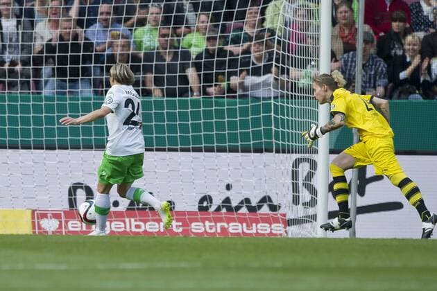 Martina MUELLER (Müller, l.) (WOB), erzielt das Tor zum 1:0 gegen Torfrau Anna-Felicitas SARHOLZ (P); Fussball DFB Pokal Finale der Frauen 2015, 1. FFC Turbine Potsdam (P) - VfL Wolfsburg (WOB) , am 01.05.2015 in Koeln Deutschland.
