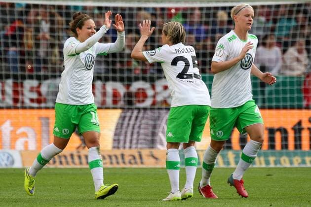 v.li.: Vanessa Bernauer (VfL Wolfsburg) beglückwünscht Doppeltorschützin Martina Müller ( Martina Mueller , VfL Wolfsburg) zum Tor zum 0:2, Jubel, Torjubel, Torerfolg, celebrate the goal, goal, celebration, Jubel ueber das Tor, optimistisch, Action, Aktion, rechts: Nilla Fischer (VfL Wolfsburg), Fussball, DFB-Pokal der Frauen, 1. FFC Turbine Potsdam - VfL Wolfsburg, xozx