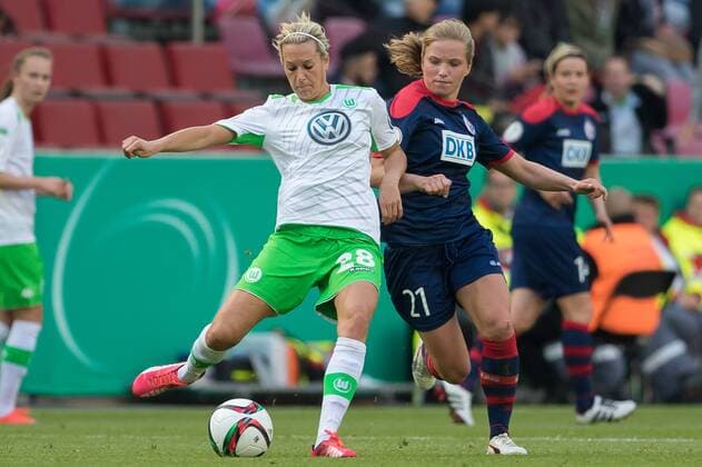 v.li.: Lena Goeßling (VfL Wolfsburg) und Tabea Kemme (1. FFC Turbine Potsdam) im Zweikampf, Duell, duel, tackle, Fussball, DFB-Pokal der Frauen, 1. FFC Turbine Potsdam - VfL Wolfsburg, xdgx