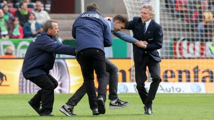 Ein männlicher Flitzer wird von den Ordnern geschnappt und festgehalten, die Security hält den Störenfried fest, Fussball, DFB-Pokal der Frauen, 1. FFC Turbine Potsdam - VfL Wolfsburg, xozx