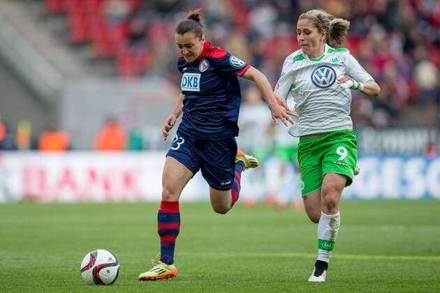 v.li.: Lidija Kulis (1. FFC Turbine Potsdam), Anna Blässe (VfL Wolfsburg), sprint, laufduell, angriff, Fussball, DFB-Pokal der Frauen, 1. FFC Turbine Potsdam - VfL Wolfsburg, xbhx