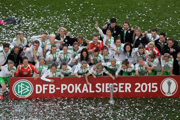 v.li.: das Team von Woflsburg feiert, Pokal, Sieger, Gewinner, Freude, Jubel , Fussball, DFB-Pokal der Frauen, 1. FFC Turbine Potsdam - VfL Wolfsburg, xmrx